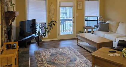 Cozy and comfy condo conveniently located near Fort Bragg and the mall area.