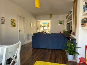 TV, offices - Light Filled 3BDR Home with garden in Kimmage (Dublin)