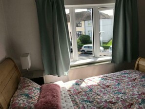 3 bedrooms, iron/ironing board, Internet, bed sheets - Light Filled 3BDR Home with garden in Kimmage (Dublin)
