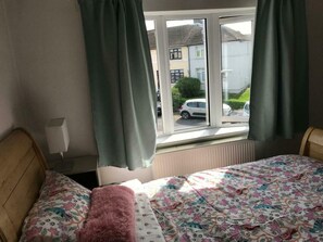 3 bedrooms, iron/ironing board, internet, bed sheets