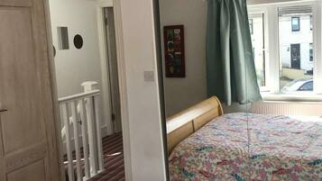 3 bedrooms, iron/ironing board, Internet, bed sheets