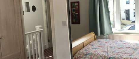 3 bedrooms, iron/ironing board, internet, bed sheets