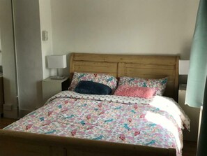 3 habitaciones, tabla de planchar con plancha y acceso a internet 