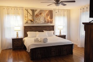 3 bedrooms, iron/ironing board, free WiFi, bed sheets - Fully Fenced Yard - Dog-Friendly Only - No Smoking- Sleeps 6 - Alpharetta (Alpharetta)