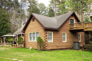 Exterior - Fully Fenced Yard - Dog-Friendly Only - No Smoking- Sleeps 6 - Alpharetta (Alpharetta)