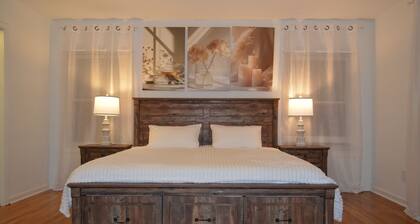 Fully Fenced Yard - Dog-Friendly Only - No Smoking- Sleeps 6 - Alpharetta