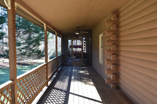 Fully Fenced Yard - Dog-Friendly Only - No Smoking- Sleeps 6 - Alpharetta