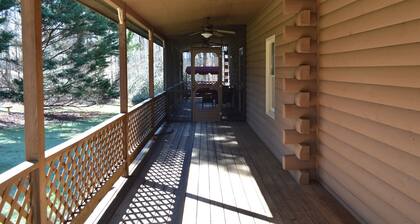 Fully Fenced Yard - Dog-Friendly Only - No Smoking- Sleeps 6 - Alpharetta