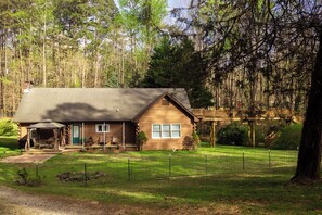 Exterior - Fully Fenced Yard - Dog-Friendly Only - No Smoking- Sleeps 6 - Alpharetta (Alpharetta)