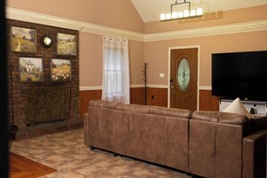 Smart TV, fireplace, books - Fully Fenced Yard - Dog-Friendly Only - No Smoking- Sleeps 6 - Alpharetta (Alpharetta)