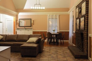 Smart TV, fireplace, books - Fully Fenced Yard - Dog-Friendly Only - No Smoking- Sleeps 6 - Alpharetta (Alpharetta)