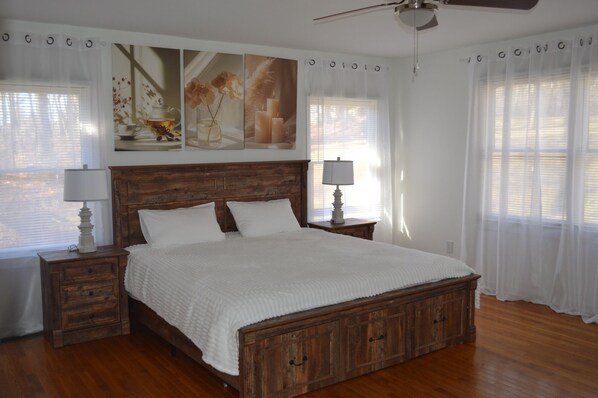 3 habitaciones, tabla de planchar con plancha, wifi y ropa de cama 