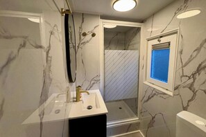 Shower - Luxurious chalet in the countryside for 4 people. Enjoy nature and comfort! (Norg)