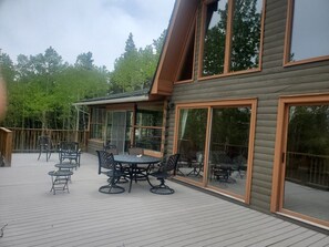 Outdoor dining - Scenic Mountain Vacation Family Home near Blackhawk, Golden, Denver (Black Hawk)