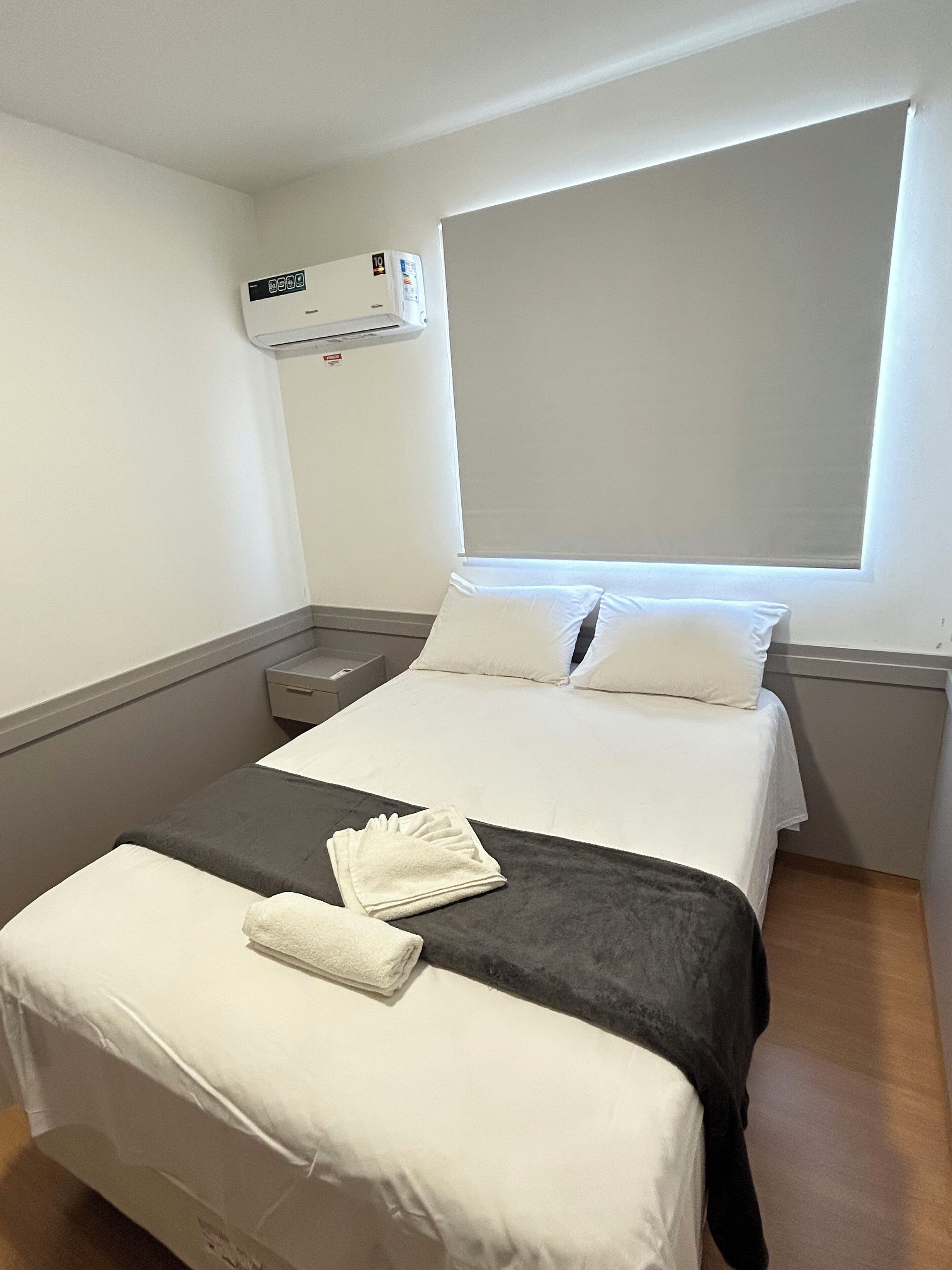 Espacio para trabajar con laptop y cortinas blackout 