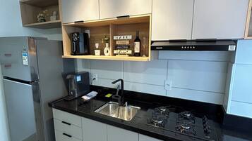 Departamento | Cocina privada | Microondas y utensilios de cocina