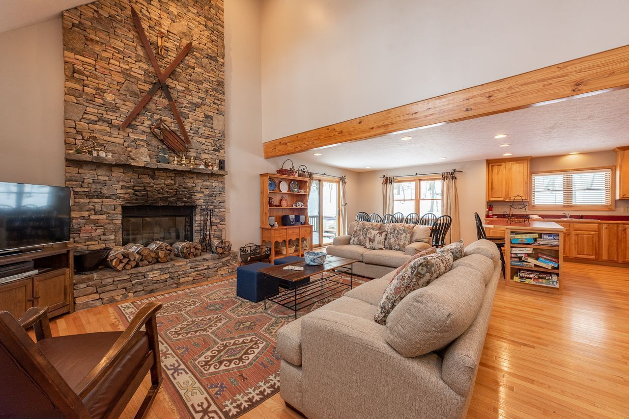 Smart-TV, peis, DVD-spiller og bøker