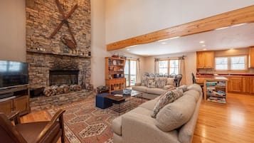 Smart-TV, peis, DVD-spiller og bøker