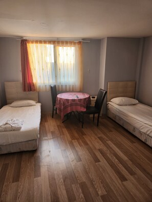 Economy tweepersoonskamer, uitzicht op heuvels