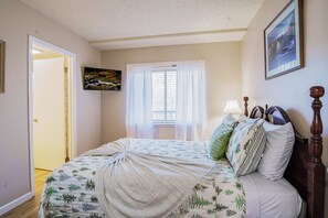 2 bedrooms, iron/ironing board, travel cot, free WiFi - Walk to Anakeesta & Aquarium, Cozy 2BR, Pool + Hot Tub, Sleeps 5 (Gatlinburg)