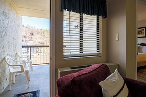 Smart TV, fireplace - Walk to Anakeesta & Aquarium, Cozy 2BR, Pool + Hot Tub, Sleeps 5 (Gatlinburg)