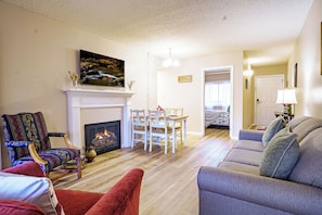 Smart TV, fireplace - Walk to Anakeesta & Aquarium, Cozy 2BR, Pool + Hot Tub, Sleeps 5 (Gatlinburg)
