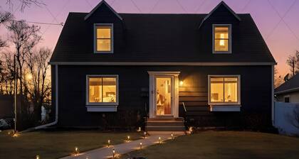 Beaverdale Charmer - Sleeps 10 - Near Drake, Downtown - Dogs Welcome!