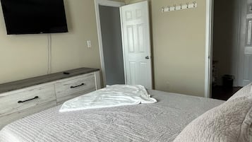 3 slaapkamers, een strijkplank/strijkijzer, gratis wifi, beddengoed