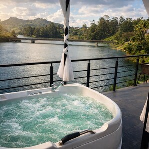 Outdoor spa tub - Cabin with Jacuzzi in front of the Guatapé Lake. (Peñol)