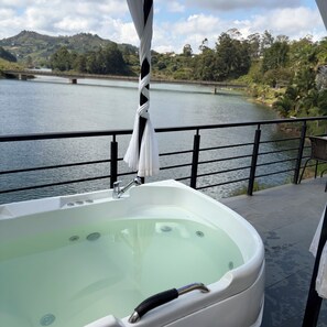 Unclassified image, 2 of 30, button - Cabin with Jacuzzi in front of the Guatapé Lake. (Peñol)