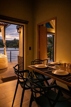 Dining - Cabin with Jacuzzi in front of the Guatapé Lake. (Peñol)