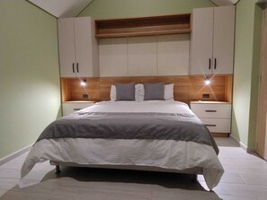 Unclassified image, 5 of 30, button - Cabin with Jacuzzi in front of the Guatapé Lake. (Peñol)