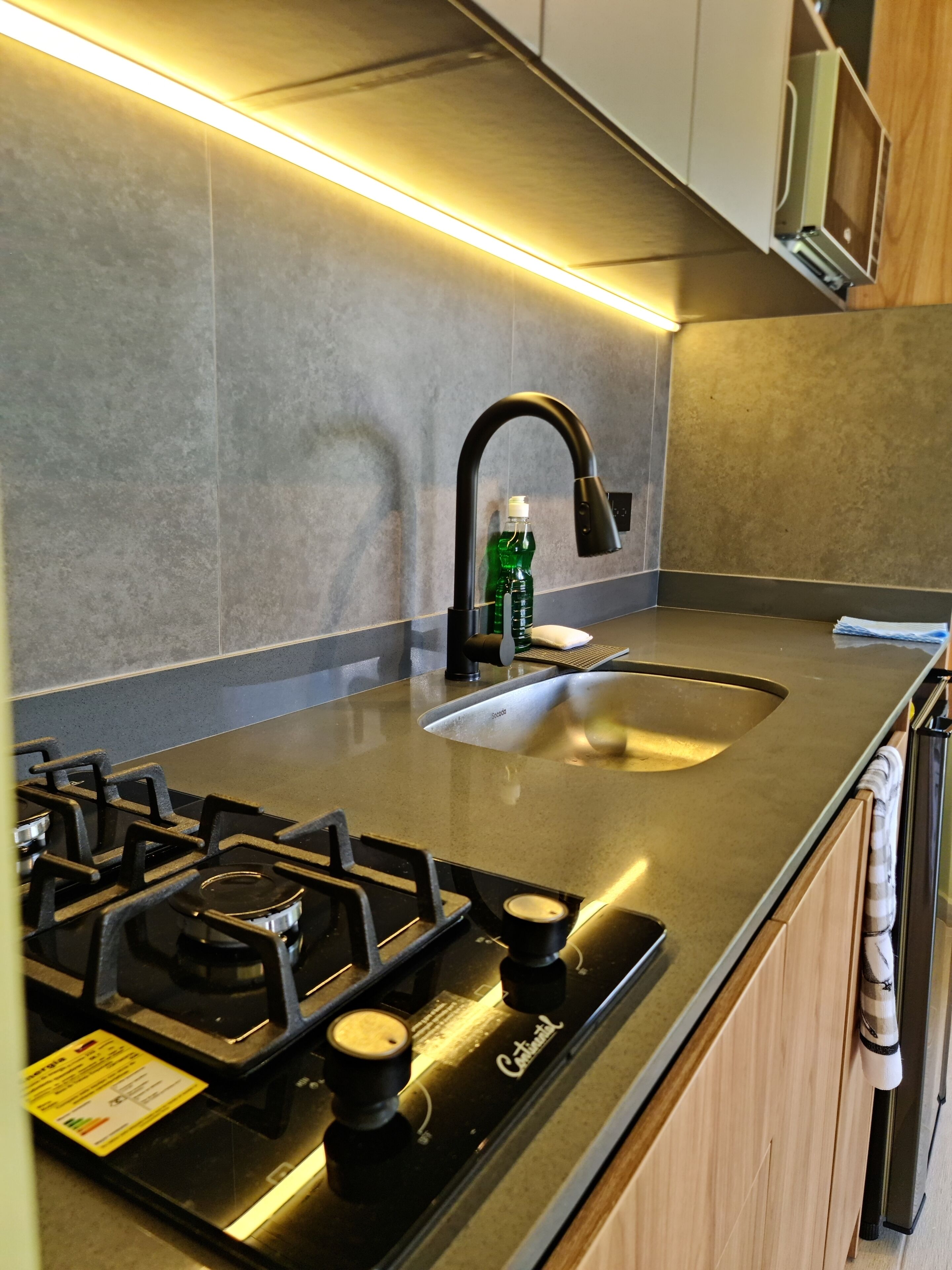 Réfrigérateur, micro-ondes, plaque de cuisson, lave-vaisselle