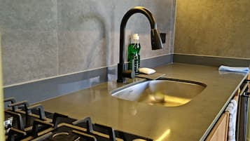 Réfrigérateur, micro-ondes, plaque de cuisson, lave-vaisselle