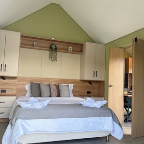 Unclassified image, 4 of 30, button - Cabin with Jacuzzi in front of the Guatapé Lake. (Peñol)