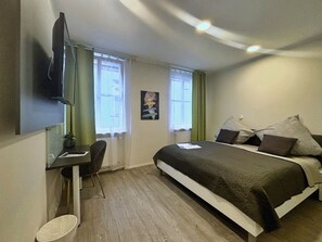 2 bedrooms, desk, WiFi, bed sheets