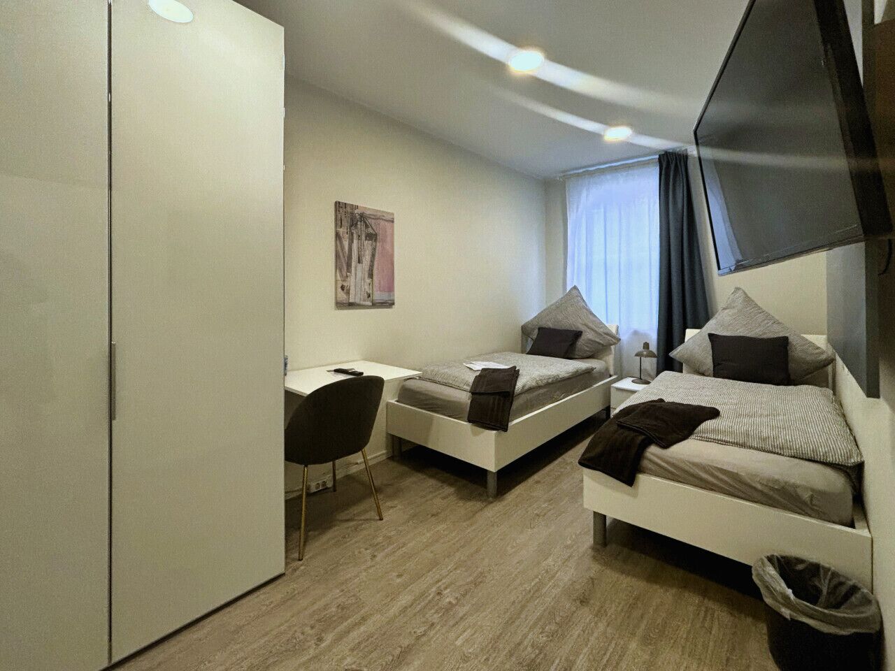 2 bedrooms, desk, WiFi, bed sheets