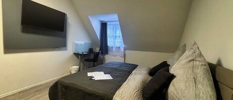 1 habitación, escritorio, wifi y ropa de cama