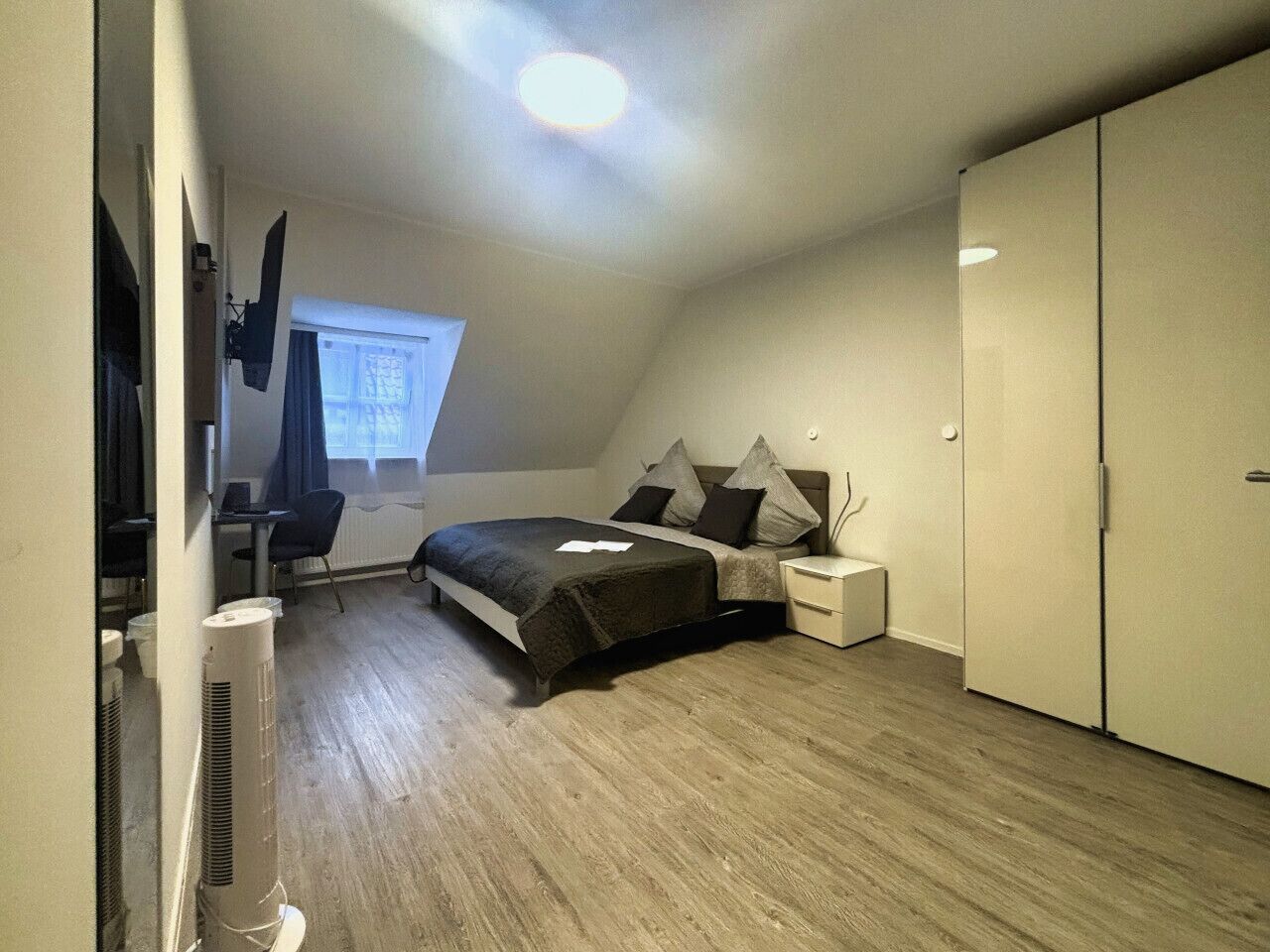 1 Schlafzimmer, Schreibtisch, WLAN, Bettwäsche
