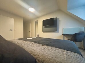 1 bedroom, desk, WiFi, bed sheets - HAVENU Hotel Quartier 8 - Doppelzimmer (Germersheim)