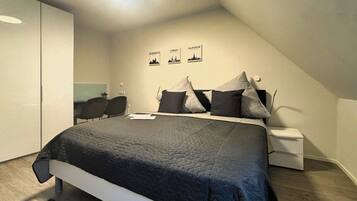 1 slaapkamer, een bureau, wifi, beddengoed