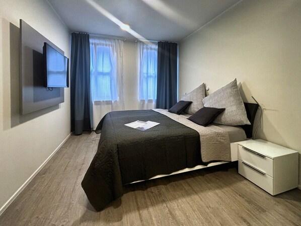 1 bedroom, desk, WiFi, bed sheets