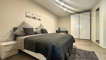 1 Schlafzimmer, Schreibtisch, WLAN, Bettwäsche