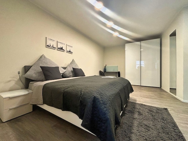 1 bedroom, desk, WiFi, bed sheets