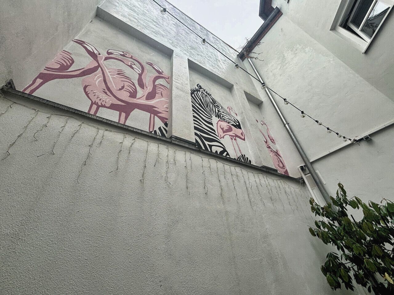 Un edificio con un revestimiento exterior texturizado y murales abstractos de animales.