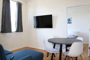 Dining - 1BR Apartment - Free Parking - Self Check-In (Belleville)
