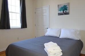 Desk, iron/ironing board, travel crib, WiFi - 1BR Apartment - Free Parking - Self Check-In (Belleville)