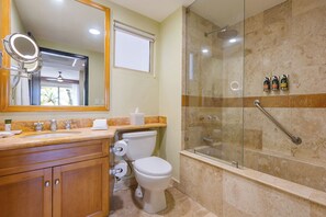 Towels, soap, toilet paper - Luxury two-bed, three-bath at Villa Del Arco Resort, sleeps 6, walk to Marina (Cabo San Lucas)