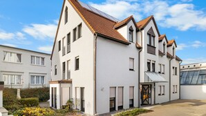 A modern two-story residential building with a sloped roof and large windows. - Havenu Oberkochen-Mitte - Doppelzimmer (Oberkochen)