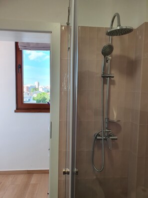 Hair dryer, towels, soap, toilet paper - Central Quiet Panoramic Studio - Calea Victoriei (Bucharest)